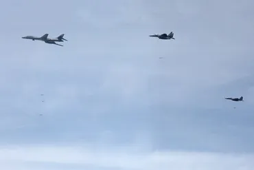 写真】韓半島に姿を見せた米国Ｂ－１Ｂ、７年ぶりにＪＤＡＭ投下訓練