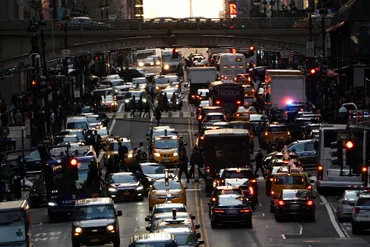 NY中心部で米国初「渋滞税」開始、公共交通機関向け資金調達