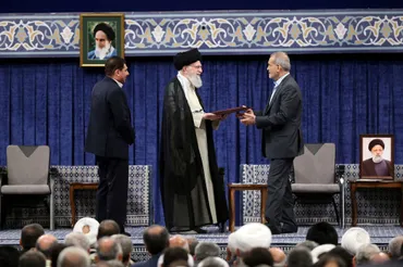 イラン、比較的穏健派のペゼシュキアン大統領を正式認証