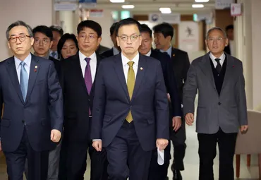 韓悳洙(ハン·ドクス)大統領権限代行首相に対する弾劾訴追案が日、国会で共に民主党主導で可決された。憲政史上初めて、大統領権限代行弾劾案が可決されたのだ。これで、尹錫悦、大統領弾劾訴追後、韓悳洙