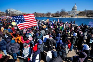 トランプ氏・マスク氏に全米で抗議デモ、民主主義訴える市民が結集