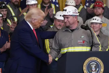 脱炭素に逆行トランプ氏、石炭生産と利用拡大の大統領令に署名