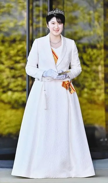 愛子さま、成年皇族の装いとご成長：美智子さまへの敬意、コロナ禍の友との絆、そして未来への決意は？愛子さまのローブデコルテ、美智子さまのケープスタイル、新年のご挨拶