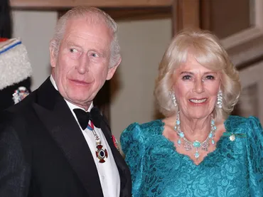 英国王夫妻、ローマ教皇に謁見バチカンで予告なしに