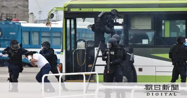 バスに立てこもるテロリストを…警視庁の訓練公開:朝日新聞