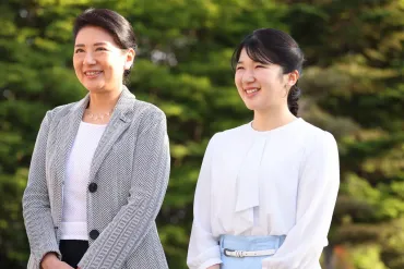 祝お誕生日】雅子さま愛子さまと年の゛二人三脚゛を振り返り『ふっくらほっぺ』と題した、陛下撮影の枚も