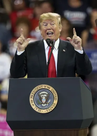 大統領令:移民「親子引き離し」撤回トランプ氏批判受け