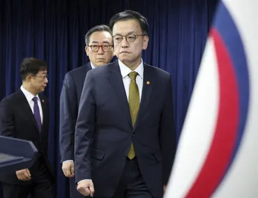 韓国:韓国副首相、人役大統領代行と首相兼務国政混乱に拍車弾劾案可決