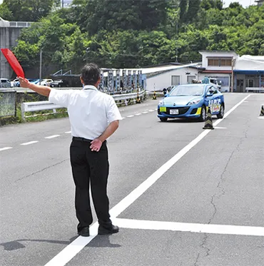 高齢者に安全運転講習 秦野自動車教習所で