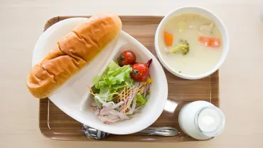 小中学生の給食費無償化、青森県が10月から 全県実施