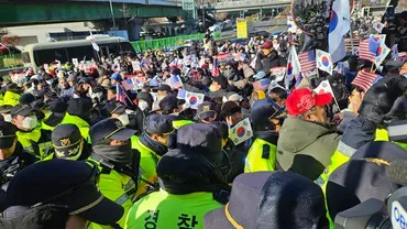 韓国大統領官邸前が大混乱…支持者が警察暴行しバスの前で進入妨害 
