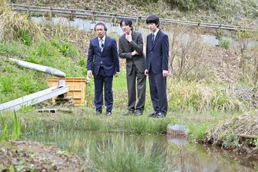 悠仁さま、玉川大を視察＝秋篠宮さまと、実験室など 