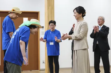 佳子さま、鳥取県訪問で話題の寄木細工とは？イヤリングとバレッタで伝統工芸を応援？佳子さまご愛用の寄木細工アクセサリーが語る、鳥取県との絆。伝統工芸品と皇室の交流。