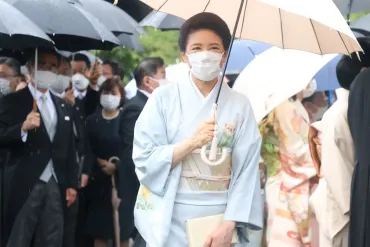 雅子さま 着物を濡らしながら後列の招待客にも…令和初の園遊会で光った゛神接遇゛ 