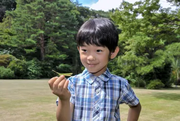 1歳からトンボに夢中の悠仁さまが可愛い！ 大きな捕り網をブンブンふり回す、小さな「生物学者」(AERA dot.) 