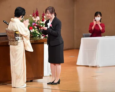 佳子さま、聴覚障害児の母親をたたえる会に出席 手話交えあいさつ 写真特集1/4 