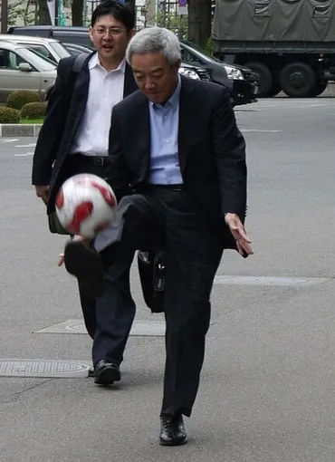 追悼・松本龍元復興相 サングラス会見、サッカーボールを蹴って被災地放言の裏に隠された意外な素顔 