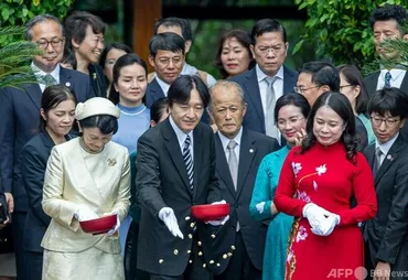 秋篠宮ご夫妻、ベトナム訪問 ホーチミン廟に供花 写真27枚 国際ニュース：AFPBB News