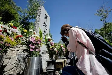 日航機墜落３９年、遺族慰霊登山 御巣鷹の尾根、５２０人を追悼 