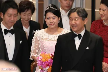 高円宮家・絢子さまの結婚披露宴、眞子さまの隣に座った「ご夫妻」 