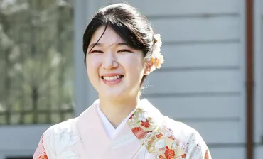 祝ご卒業】愛子さま 卒業式の着物には堂々たる天皇家の「菊紋」 格式高い三つ紋の本振袖と凛とした紺袴で花のような美しさ 