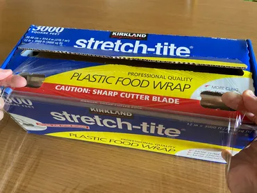 プラ製カッター付きで安全&スムーズにカット!コストコの900m超ラップが手放せない