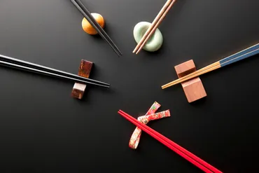 うっかりやっていませんか? 「指し箸」「ちぎり箸」「渡し箸」… 意外と知らない箸使い30のNGマナー 暮らしの歳時記 All About