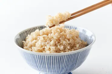 玄米を炊飯器の「白米モード」でおいしく炊く方法！ 水加減や浸水時間は？ 