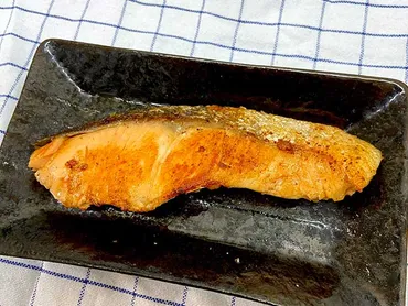 劇的においしくなる 鮭をフライパンで焼くコツは？ 「これは簡単」「皮パリパリ身ふっくら」 – grape グレイプ