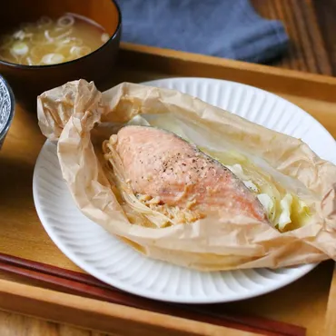 クッキングシートで簡単！レンジで鮭の包み焼き 