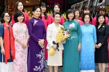 首相の真理子夫人が外交デビュー ベトナム訪問に同行