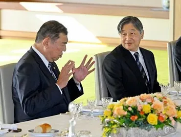 陛下、皇居で首相ら招き昼食会 秋篠宮さまも同席:中日新聞Web