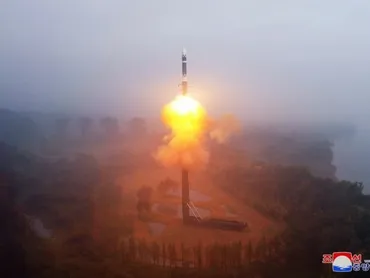 北朝鮮が巨大な新型ICBM「火星19」を発射 その狙いとは？透ける金正恩体制の焦り：朝日新聞GLOBE＋